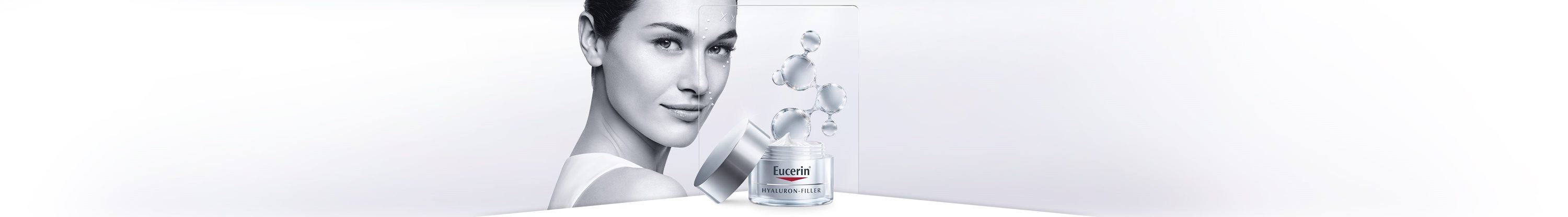 Femme qui utilise une crème antirides